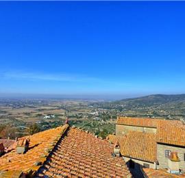 Spacious 4 Bedroom Apartment in Stunning Cortona Town, Sleeps 8